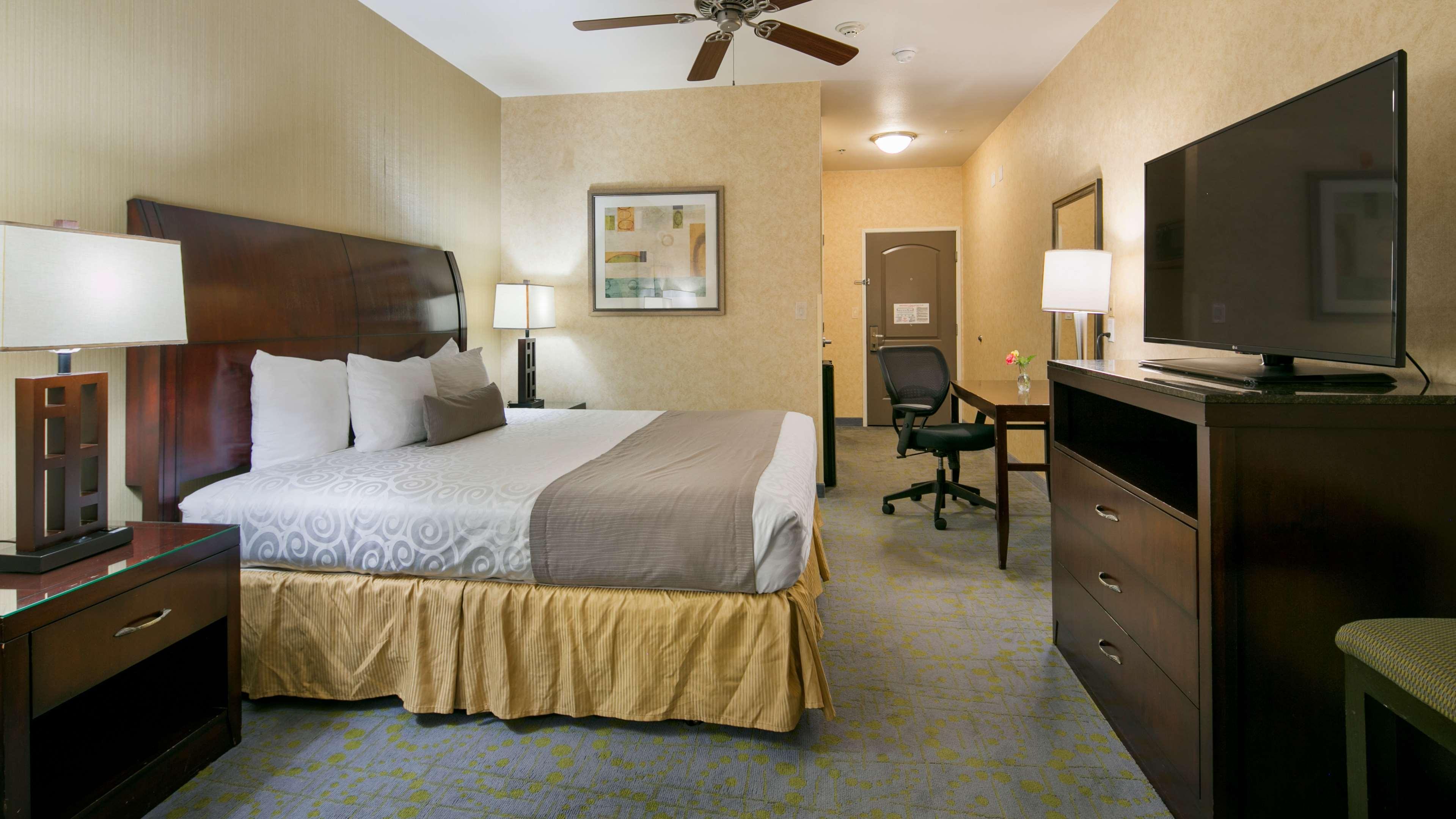 Best Western Plus Wasco Inn & Suites Екстериор снимка