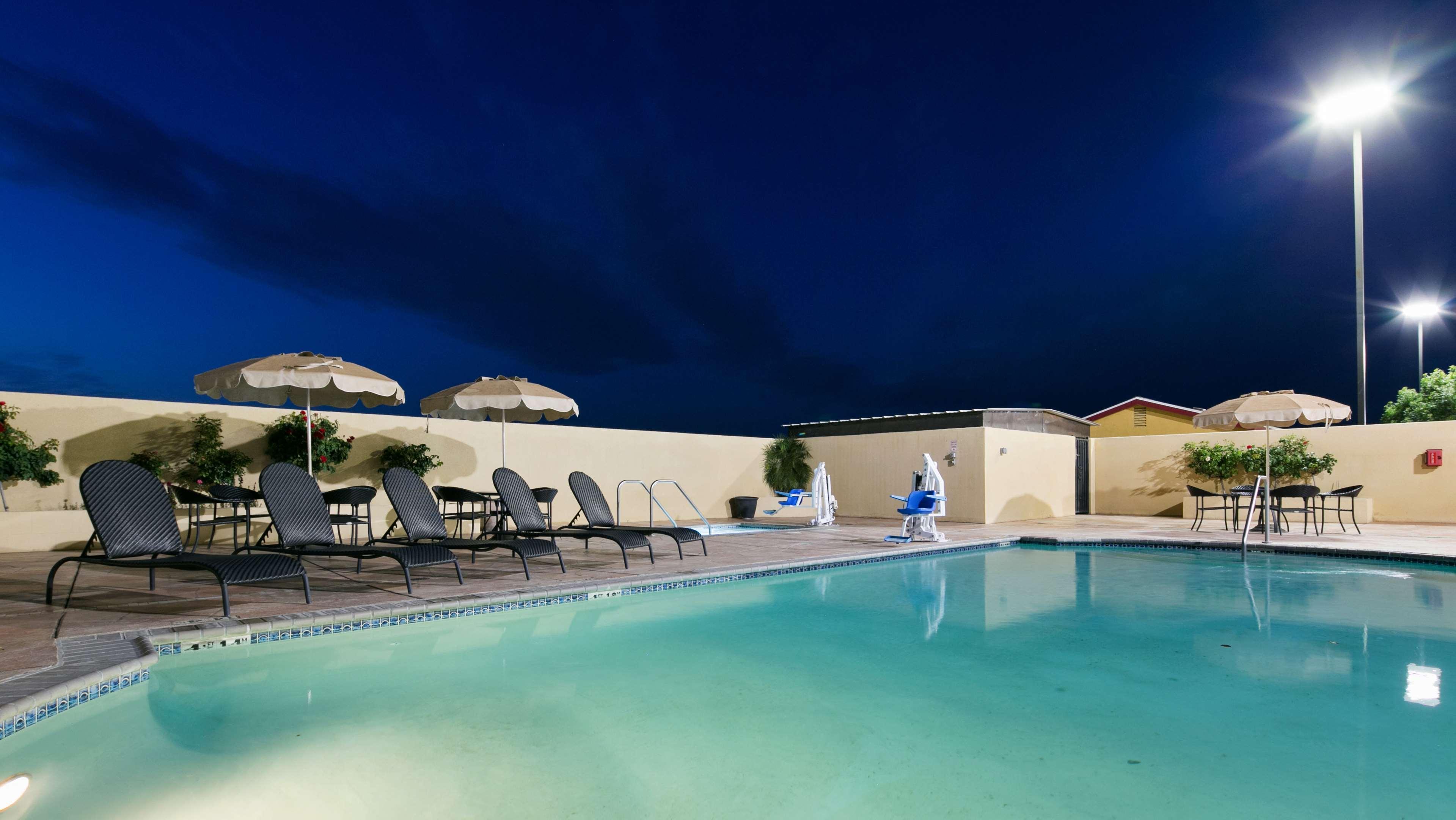 Best Western Plus Wasco Inn & Suites Екстериор снимка