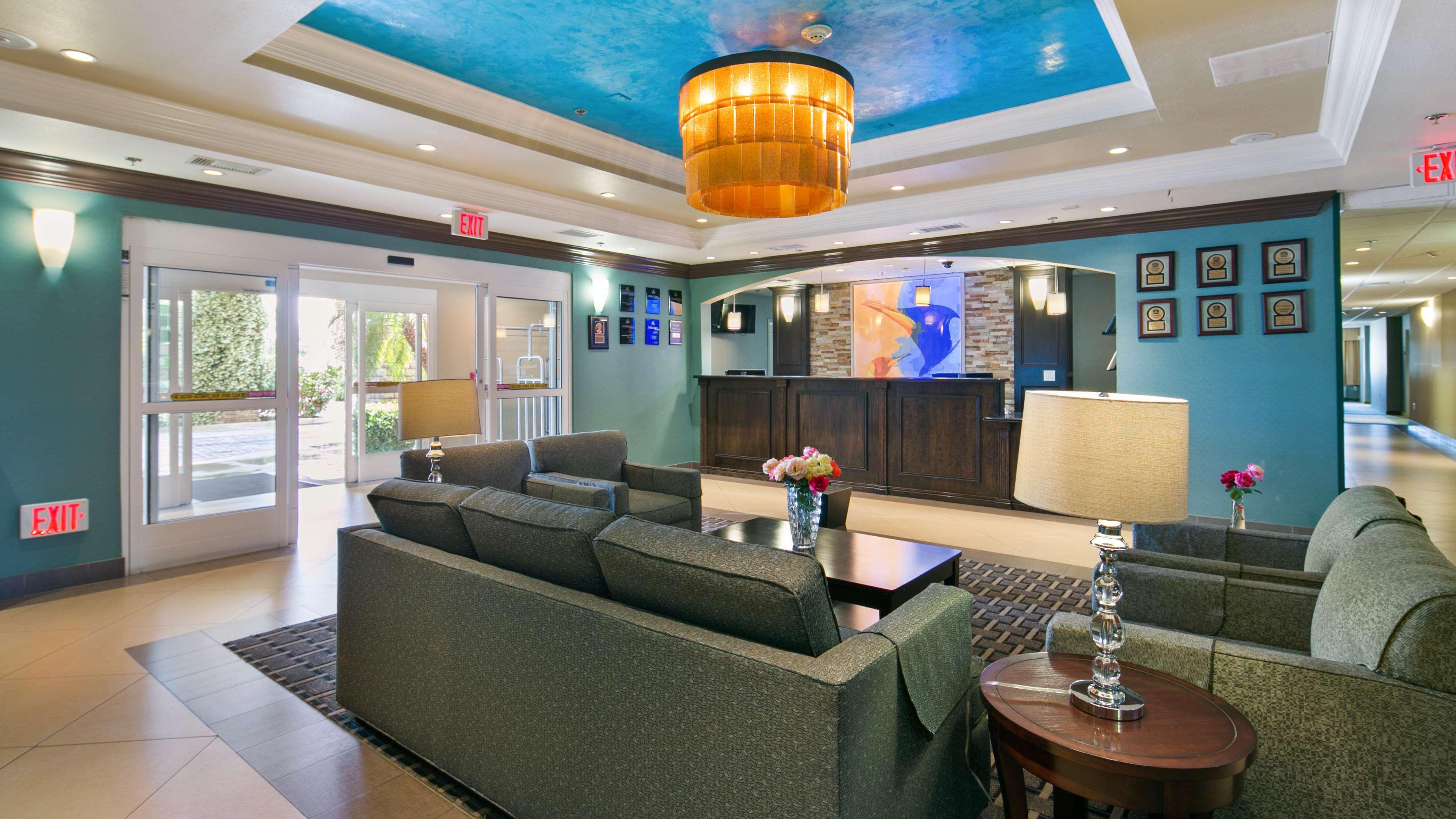 Best Western Plus Wasco Inn & Suites Екстериор снимка