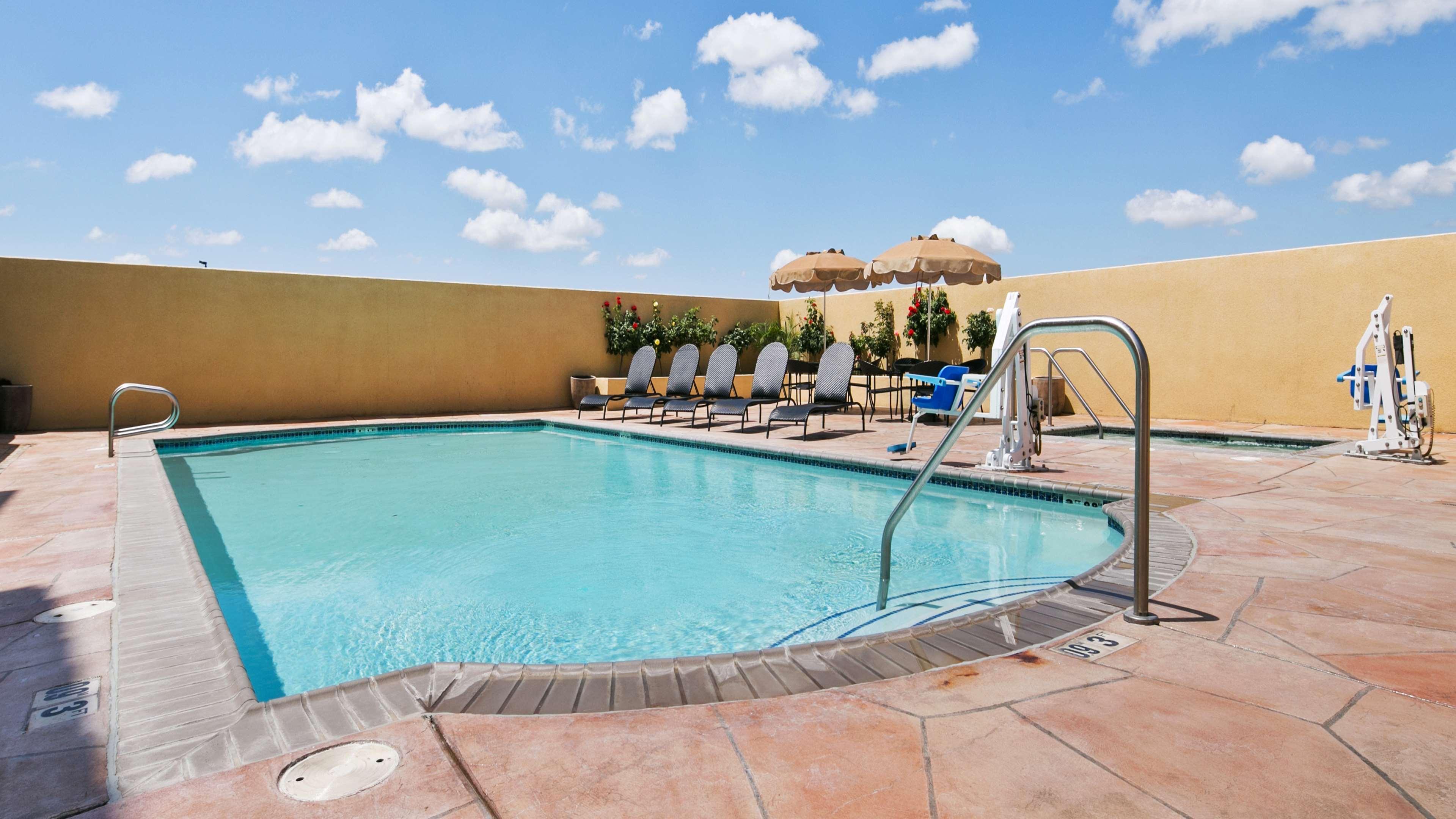 Best Western Plus Wasco Inn & Suites Екстериор снимка