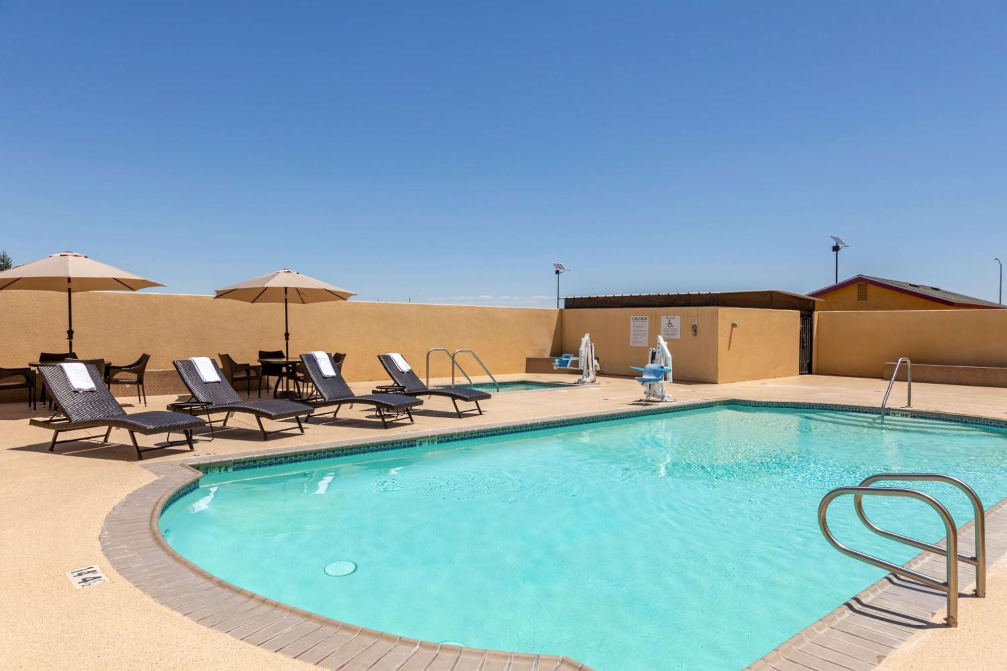 Best Western Plus Wasco Inn & Suites Екстериор снимка
