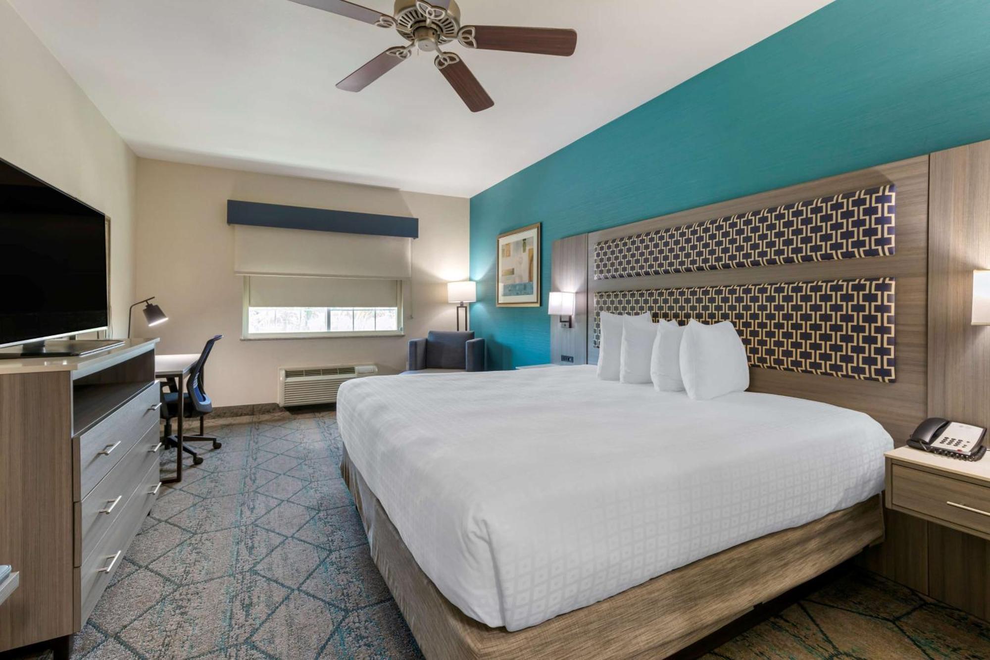 Best Western Plus Wasco Inn & Suites Екстериор снимка